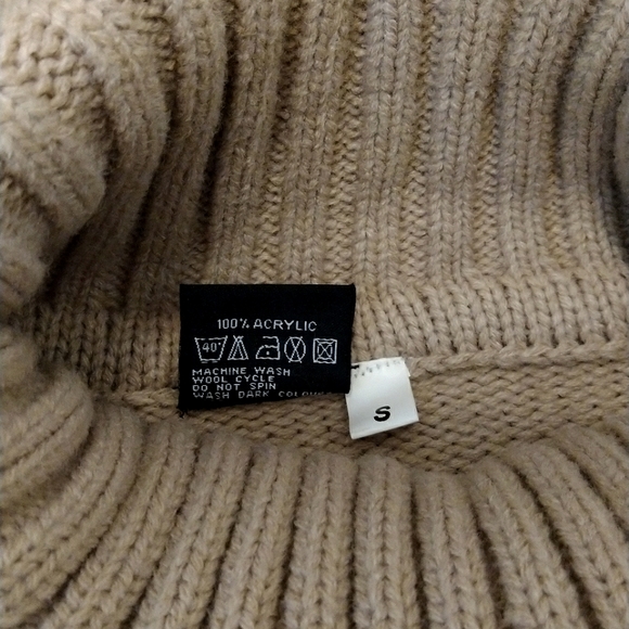 Future Wear TN sweater - NWOT - Picture 6 of 6